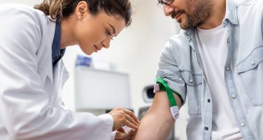 Pobieranie krwi do badania i interpretowanie wyników badań krwi w laboratorium