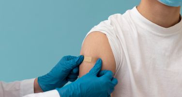 Szczepienia ochronne dla dorosłych – lekarz podaje zastrzyk pacjentowi