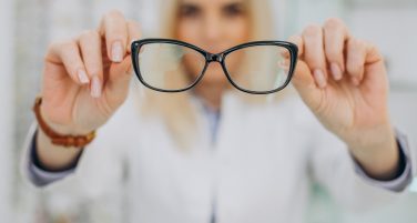 Wzrok po 40. roku życia – czym jest prezbiopia i kiedy zbadać oczy - nmedica